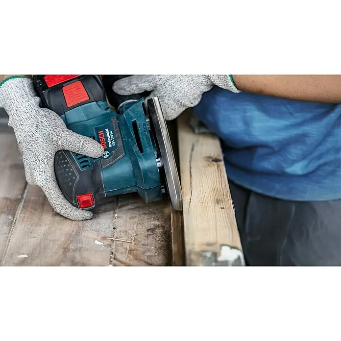 Bosch Expert Schleifblätter C470Körnung: 80, 115 x 107 mm, 10 Stk. - Eine Person schleift ein Holzbrett mit einem Bosch GSS 18V-10 Akku-Schleifer, wobei sie Schutzhandschuhe trägt.