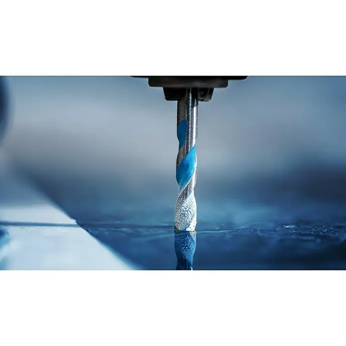 Bosch Expert Universalbohrer Hex-9Durchmesser Bohrer: 8 mm, Arbeitslänge: 50 mm - Detailaufnahme eines blauen Spiralbohrers im Einsatz, der präzise in ein Material bohrt und feine Späne erzeugt.