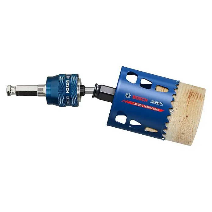 Bosch Expert Bohrmaschinenadapter - Ø x L: 7,15 x 105 mm, 2 -tlg. - Nahaufnahme einer Bosch Expert Carbide Technology Lochsäge, die an einem Bohrer befestigt ist und ein Holzstück durchbohrt.