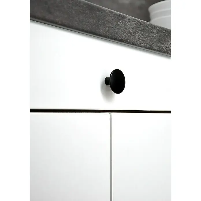Siro Möbelknopf - Typ Möbelgriff: Knopf, Sonstige, Sonstige, Schwarz, Durchmesser: 30 mm - Nahaufnahme eines weißen Schranks mit einer eleganten, runden, schwarzen Schubladenknopf. Das minimalistische Design verleiht dem Möbelstück einen modernen Touch.