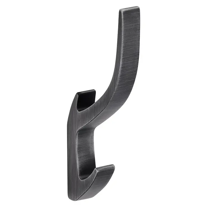 Siro Garderobenhaken 2432/ZN75 - L x B x H: 150 x 15 x 71 mm, Anzahl Haken: 1 Stk., Eisen antik, Metall - Nahaufnahme eines modernen Kleiderhakens aus gebürstetem, dunklem Metall vor schwarzem Hintergrund. Dieser Haken vereint Funktionalität mit stilvollem Design.