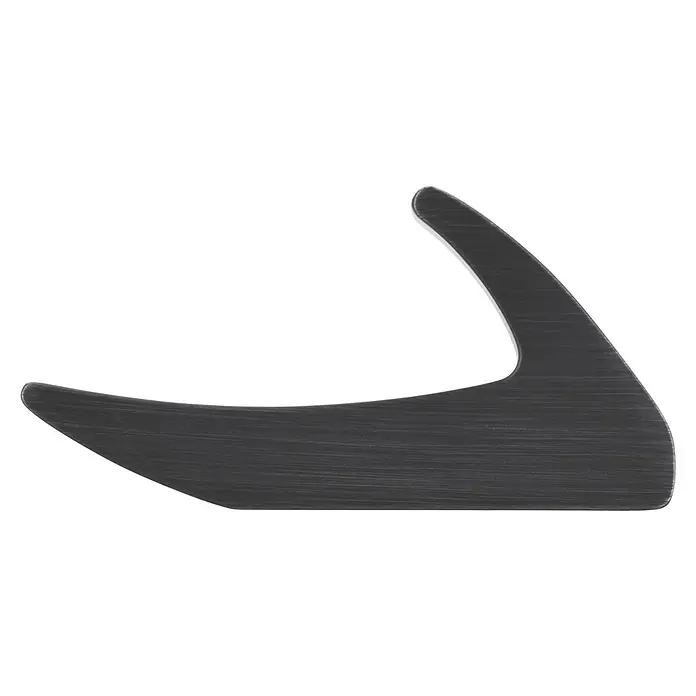 Siro Garderobenhaken 2432/ZN75 - L x B x H: 15 x 81 x 40 mm, Anzahl Haken: 1 Stk. - Nahaufnahme einer glänzenden, bumerangförmigen Gitarrenplektrum aus dunklem Metall, ideal für Musikliebhaber und Gitarrenspieler.