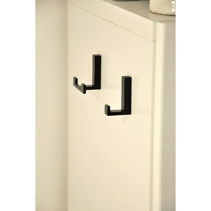 Siro Garderobenhaken - L x B x H: 15 x 61 x 40 mm, Anzahl Haken: 1 Stk., Schwarz - Schwarze, moderne Haken an einer weißen Oberfläche. Sie dienen zur Aufhängung von Gegenständen und bieten eine stilvolle Lösung zur Aufbewahrung.