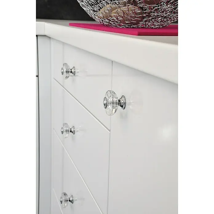 Siro Möbelknopf - Typ Möbelgriff: Knopf, Kunststoff, Sonstige, Durchmesser: 38 mm, Silber/Farblos - Detailaufnahme von weißen Schubladen mit transparenten Knaufgriffen, die ein elegantes und modernes Küchendesign hervorheben.
