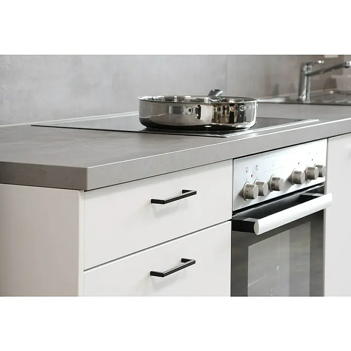 Siro Möbelgriff - Typ Möbelgriff: Bügel, L x B: 136 x 8 mm, Schwarz, Material Möbelgriff: Stahl - Nahaufnahme einer modernen Küche mit Kochfeld, Edelstahltopf, weißer Einbauküche, Schubladen und Herd mit Bedienknöpfen.