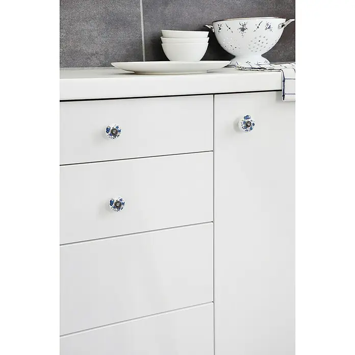Siro Möbelknopf - Typ Möbelgriff: Knopf, Sonstige, Sonstige, Breite: 38 mm - Küchenschrank mit weißen Schubladen und Porzellanknöpfen mit blauem Blumenmuster für ein elegantes und praktisches Küchendesign.