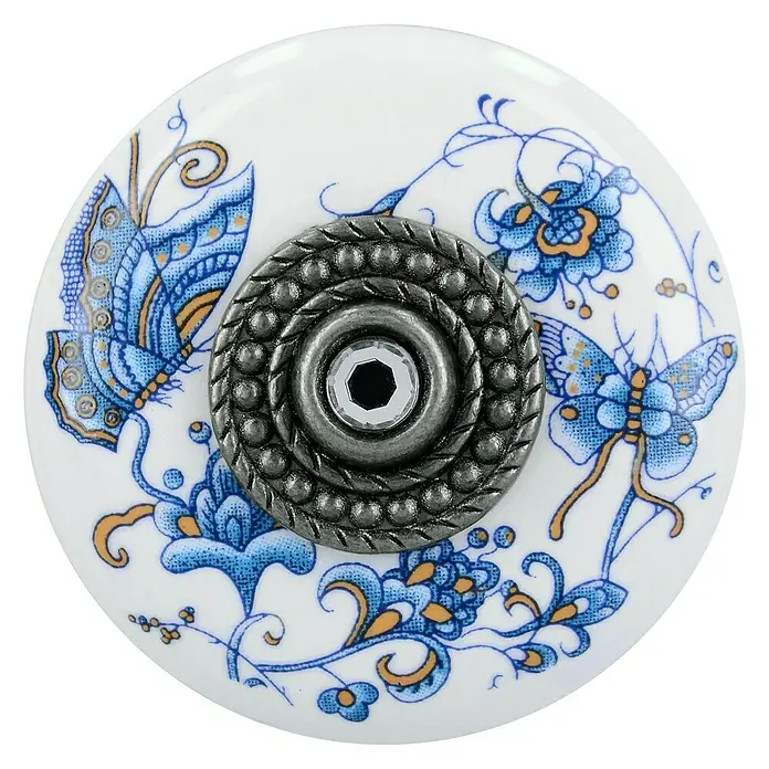 Siro Möbelknopf - Typ Möbelgriff: Knopf, Sonstige, Sonstige, Breite: 32 mm - Nahaufnahme eines runden Möbelknopfs mit blauem Blumen- und Schmetterlingsdesign, verziert mit einem metallischen Mittelstück.