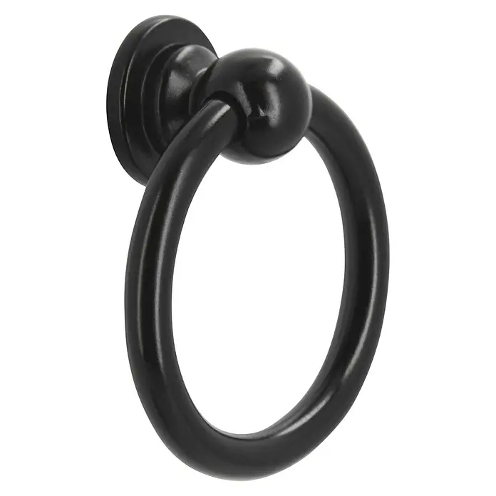 Siro Türklopfer - Stahl, Schwarz, Breite: 35 mm - Nahaufnahme eines eleganten, mattschwarzen Schubladengriffs in Ringform, ideal für Möbel mit Stil.