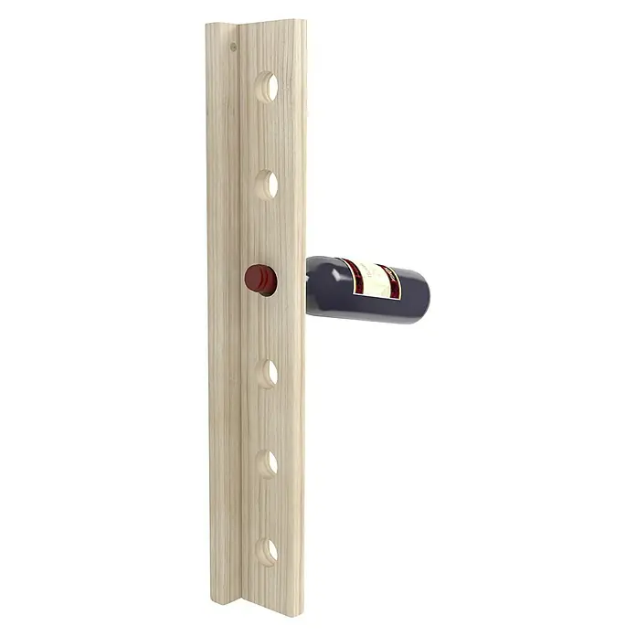 Astigarraga Weinregal - L x B x H: 60,5 x 7,5 x 9,5 cm, Anzahl Flaschen: 6 Stk. - Holzweinregal für sechs Flaschen. Ein Wein ist gelagert. Das Regal besteht aus hellem Holz und hat eine minimalistische Form.