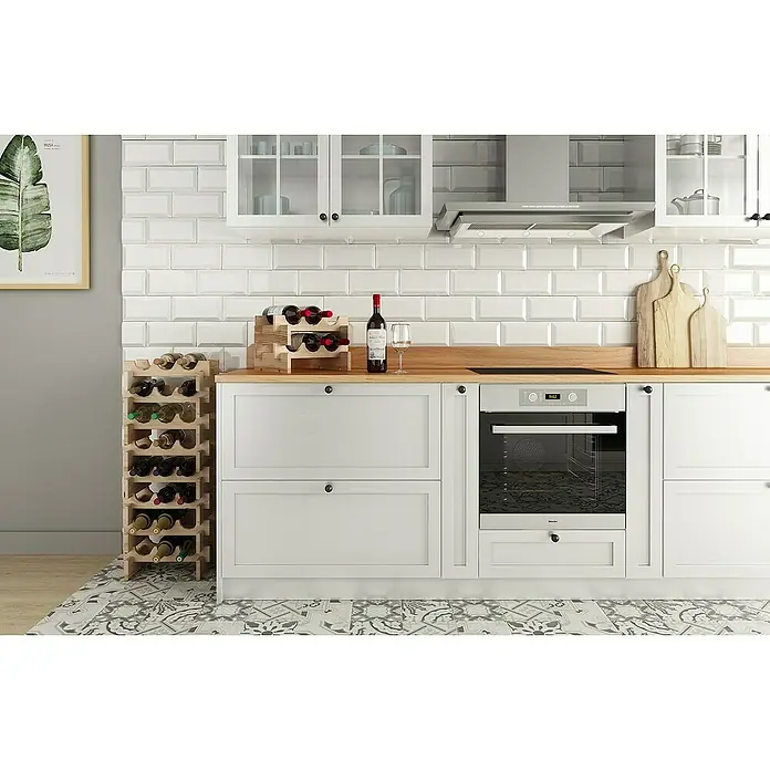Astigarraga Weinregal - L x B x H: 29 x 39 x 25 cm, Anzahl Flaschen: 6 Stk. - Küchenansicht mit einem Weinregal und Wein, einer Weinflasche und einem Weinglas auf einer Küchentheke neben einem Herd und Schränken.