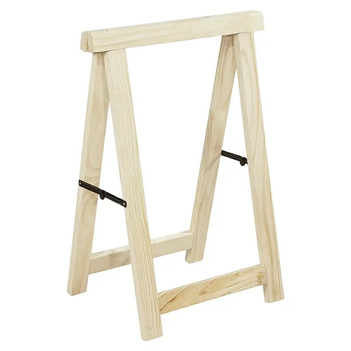 Astigarraga Holzklappbock Professionell Mini - Tragkraft: 400 kg, Höhe: 75 cm, Kiefer - Detailaufnahme eines hellen, hölzernen Sägebocks mit schwarzen Metallstreben für Stabilität, ideal für Heimwerkerprojekte.