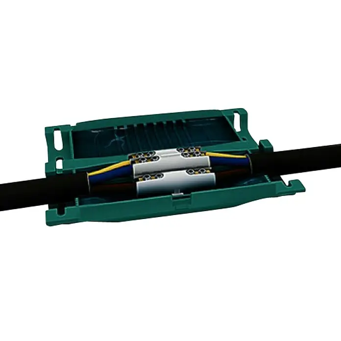 HellermannTyton Gelmuffe - Passend für: Kabel 3x1,5-5x6mm², L x B x H: 146 x 55 x 35 mm - Das Bild zeigt ein geöffnetes, grünes Kabelverbinder-Gehäuse mit sichtbaren, farbcodierten Kabeln und Klemmen im Inneren.