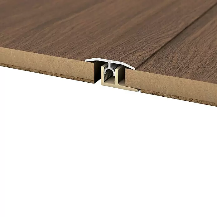 MyStyle MyDream Universalprofil Bourbon Hill Oak - 1 m x 34 mm x 15 mm, Montageart: Stecken - Silbernes T-Profil Übergangsprofil mit goldener Basisschiene, das zwei braune Holzoptik-Bodenplatten verbindet.