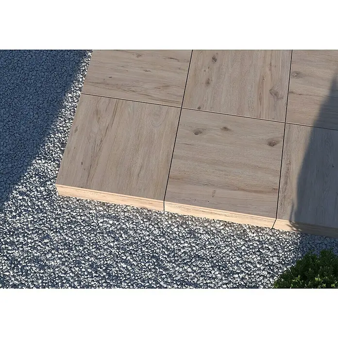 Terrassenfliese Garden Coldbrown 2.0 - 59,7 x 59,7 x 2 cm, Grau/Braun, Matt - Nahaufnahme von Holzfliesen auf einem Kiesweg, die die Textur und das Muster der Fliesen hervorhebt.