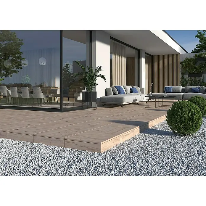 Terrassenfliese Garden Coldbrown 2.059,7 x 59,7 x 2 cm, Grau/Braun, Matt - Außenbereich mit modernem Holzterrassen-Design und eleganten Gartenmöbeln für entspannte Stunden im Freien.
