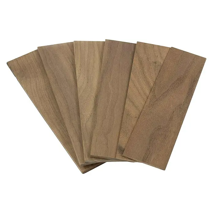 Wodewa Echtholzriemchenmuster 200 Nussbaum - 200 x 50 x 2 mm, 6 Stk., Strukturiert unbehandelt - Dieses Bild zeigt eine Nahaufnahme von sechs rechteckigen Walnussholzfurnieren, die auf einer schwarzen Oberfläche aufgereiht sind.