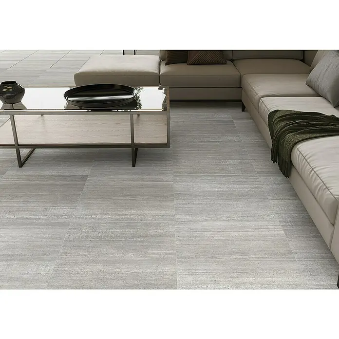 Feinsteinzeugfliese Berlin Grey - 59,7 x 59,7 cm, Grau, Matt - Moderner Wohnraum mit großformatigen, grauen Bodenfliesen in Holzoptik, die eine warme und einladende Atmosphäre schaffen.