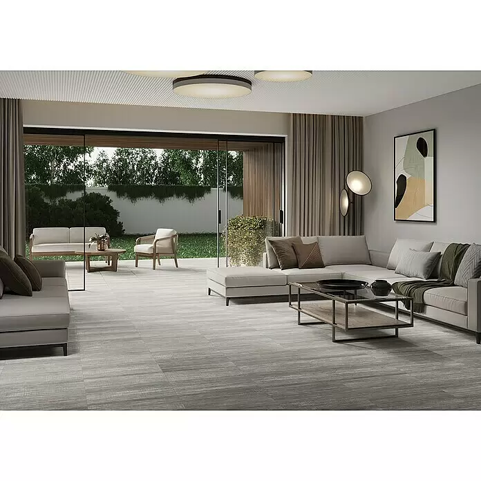Feinsteinzeugfliese Berlin Grey - 59,7 x 59,7 cm, Grau, Matt - Graue Holzoptik-Bodenfliesen in einem modernen Wohnzimmer mit hellen Sofas und einem Glastisch.