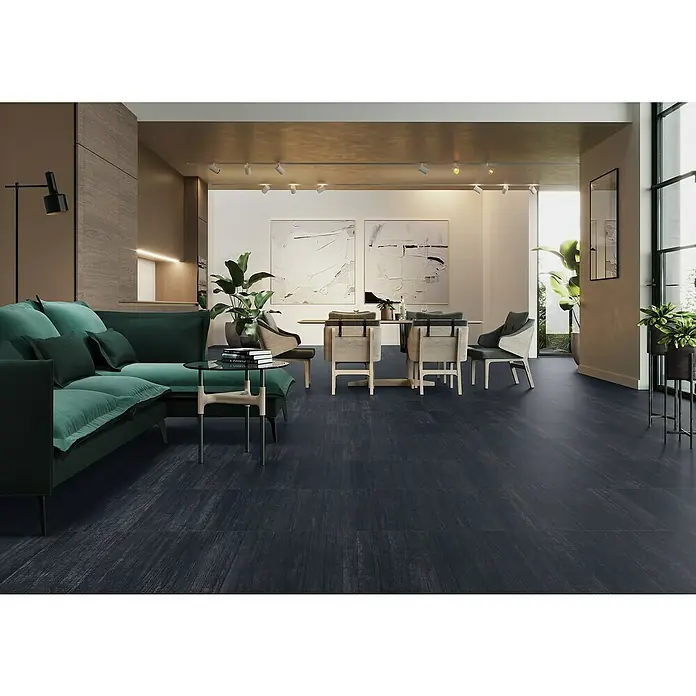 Feinsteinzeugfliese Berlin Black - 59,7 x 59,7 cm, Schwarz, Matt - Elegantes Wohnzimmer mit dunklem Bodenbelag in Holzoptik, einem smaragdgrünen Sofa und stilvoller Einrichtung für ein modernes Ambiente.