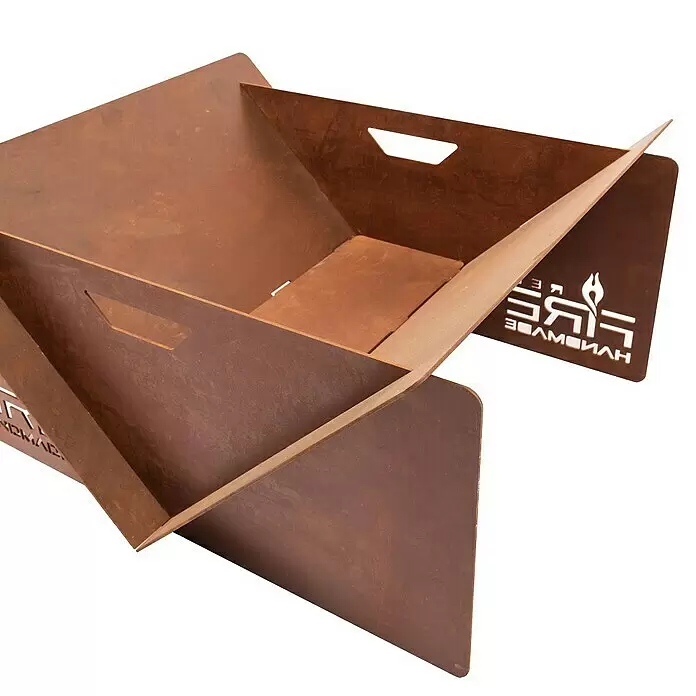 RedFire Feuerschale V - L x B x H: 59 x 60 x 33 cm, Stahl - Faltbare Feuerstelle aus rostigem Cortenstahl, die ihre einzelnen Paneele und Griffe zeigt.