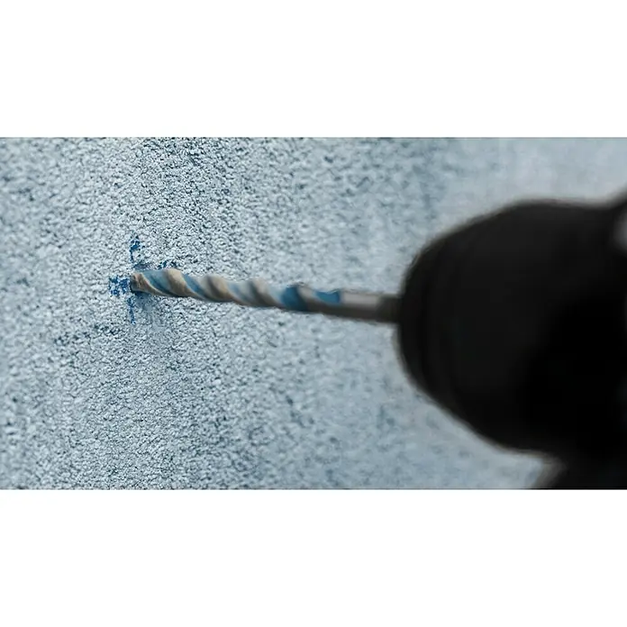 Bosch Expert Universalbohrer Hex-9Durchmesser Bohrer: 8 mm, Arbeitslänge: 50 mm - Nahaufnahme einer Bohrmaschine, die mit einem Spiralbohrer ein Loch in eine blaue Wand bohrt.