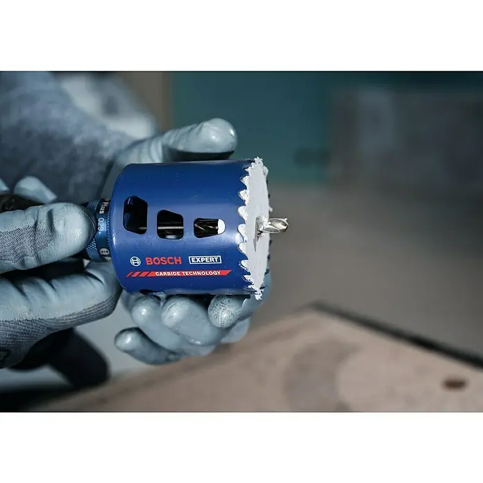 Bosch Professional Expert Bohrkrone Tough Material - Durchmesser Bohrer: 35 mm, 1 Stk. - Nahaufnahme einer Bosch Expert Lochsäge mit HM-Technologie, gehalten von einer Hand mit Arbeitshandschuh.