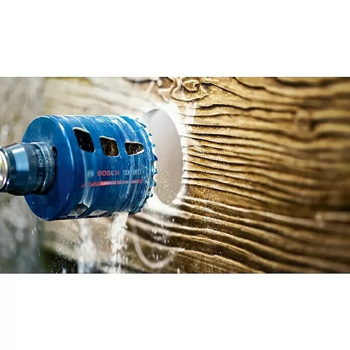 Bosch Professional Expert Bohrkrone Tough Material - Durchmesser Bohrer: 35 mm, 1 Stk. - Blaue Bosch Expert Carbide Technology Lochsäge bohrt in Holz, erzeugt eine runde Öffnung und Holzstaub.