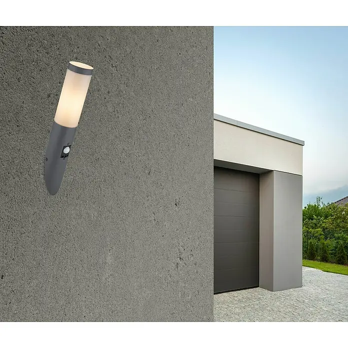 Globo Boston Außenwandleuchte - IP44, Ø x H: 7,6 x 41 cm, Mit Bewegungsmelder - Moderne Wandleuchte mit Bewegungsmelder an einer Betonwand neben einer Garageneinfahrt. Sorgt für stilvolle Beleuchtung im Außenbereich.