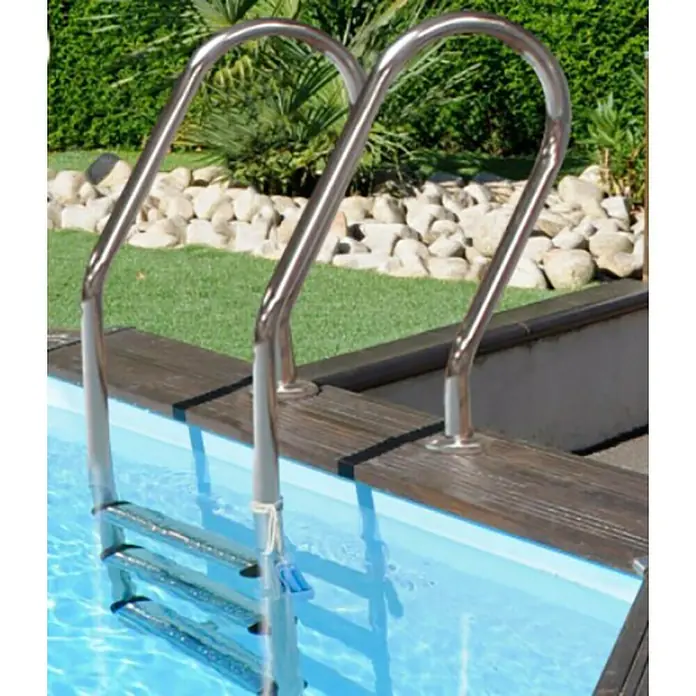 Gre Piscina de madera Marbella 2 - L x An x Al: 420 x 270 x 117 cm, Natural, 10.000 l - Primer plano de una elegante escalera de piscina de acero inoxidable que conduce al agua azul, proporcionando un acceso seguro a la piscina.