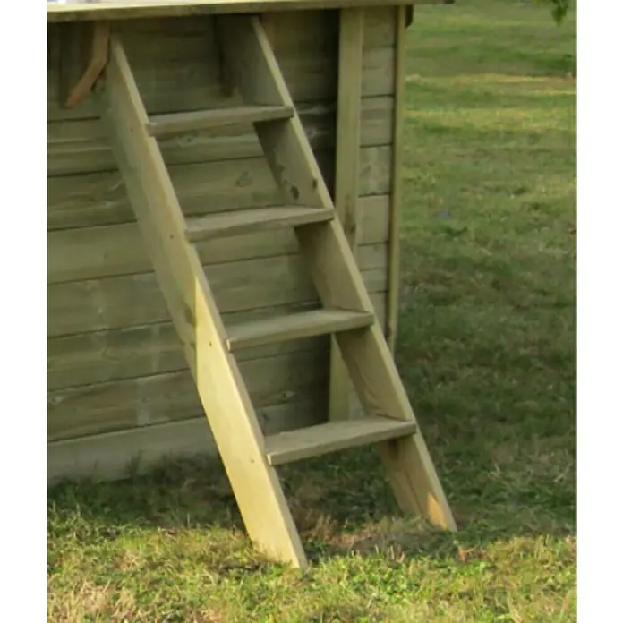 Gre Piscina de madera Marbella 2 - L x An x Al: 420 x 270 x 117 cm, Natural, 10.000 l - Una escalera de madera apoyada contra una cabaña de madera, con cuatro peldaños. La escalera está situada sobre un césped al aire libre.