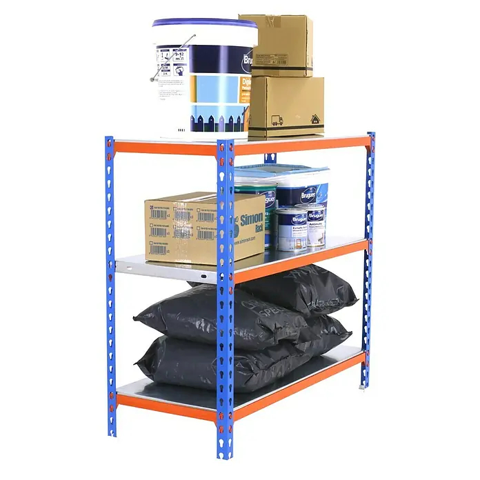 Simonrack Simonclick Metallregal Simonclick Plus - H x B x T: 90 x 100 x 40 cm, Traglast pro Boden: 180 kg, Anzahl Böden: 3 Stk., Stecken, Blau/Orange/Silber - Ein Regal mit verschiedenen Artikeln darauf, darunter Farbeimer, Kartons und Säcke. Das Regal ist blau und orange.