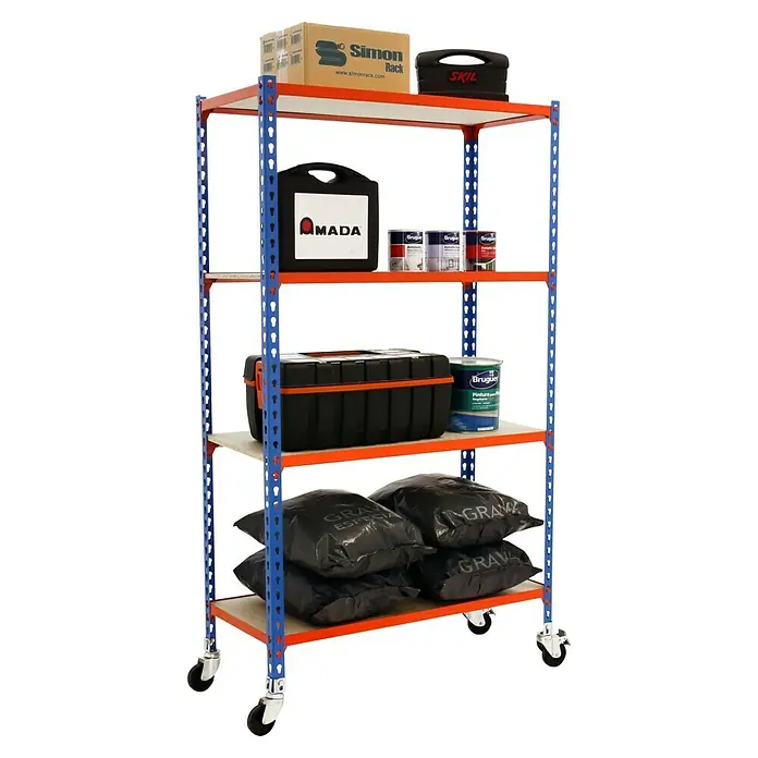 Simonrack Maderclick Estantería metálica Mobile Superplus - Al x An x Pr: 157,5 x 110 x 50 cm, Número de baldas: 4 ud., Inserción, Azul/Naranja - En la imagen se muestra un carrito de estanterías de cuatro niveles sobre ruedas, abastecido con artículos como cajas, una caja de herramientas.