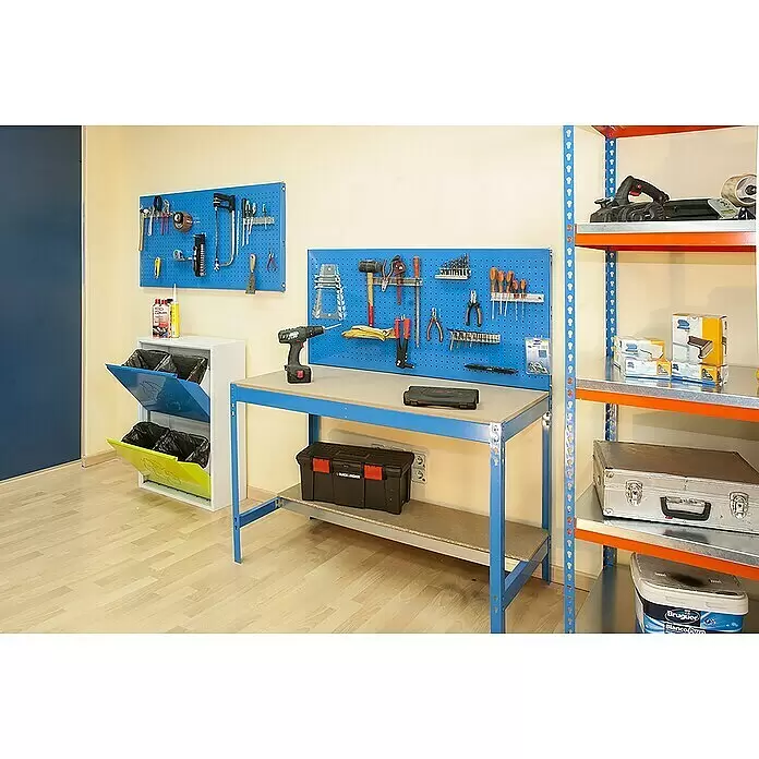 Simonrack Ecoforte Metallregal Ecoforte Metall - H x B x T: 200 x 150 x 45 cm, Traglast pro Boden: 400 kg, Anzahl Böden: 5 Stk., Stecken, Blau/Orange - Blaue Metallwerkbank mit Lochwänden und passendem Regal in einer Werkstatt.