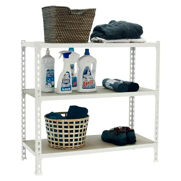 Simonrack Maderclick Metallregal Maderclick - H x B x T: 90 x 90 x 40 cm, Traglast pro Boden: 150 kg, Anzahl Böden: 3 Stk., Stecken, Weiß - Ein weißes Regal mit drei Ablagen, auf denen sich Körbe, Putzmittel, Schuhe und andere Gegenstände befinden.