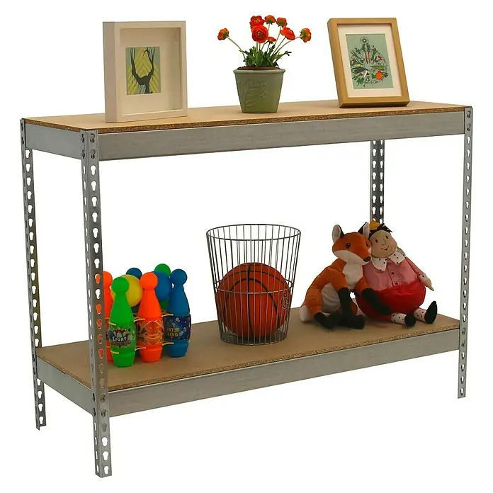 Simonrack Simonforte Estantería para cargas pesadas Chipboard - Al x An x Pr: 90 x 150 x 45 cm, Capacidad de carga por balda: 600 kg, Número de baldas: 2 ud., Inserción, Galvanizado - Estantería de dos niveles con elementos decorativos, juguetes como bolos, una pelota de baloncesto y peluches, marcos de fotos y una planta en maceta.