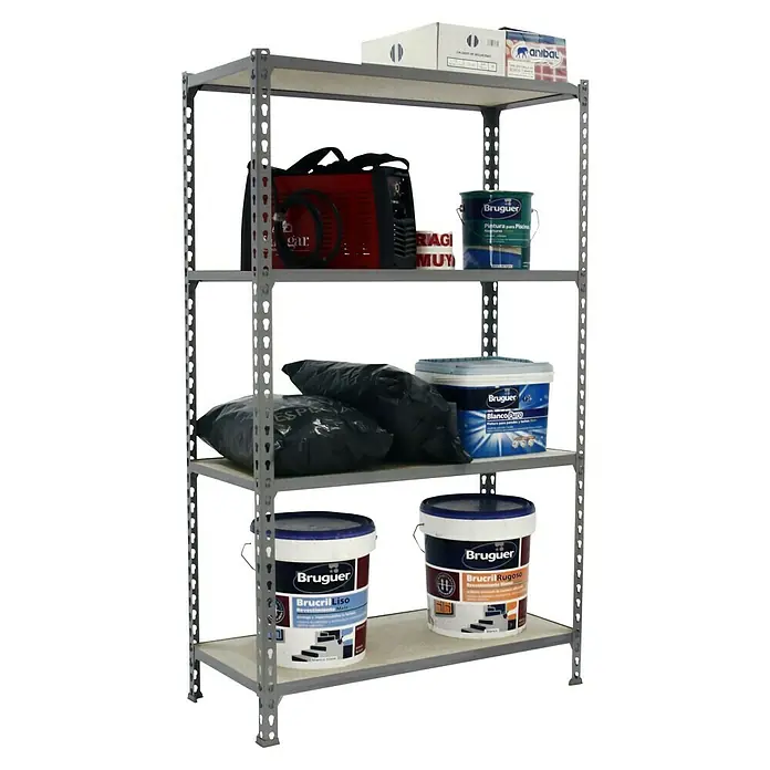 Simonrack Maderclick Metallregal Maderclick SuperPlus - H x B x T: 150 x 110 x 50 cm, Traglast pro Boden: 200 kg, Anzahl Böden: 4 Stk., Stecken, Grau - Ein Regal mit verschiedenen Produkten, darunter Farben der Marke Bruguer, schwarze Säcke und ein rotes elektrisches Gerät.