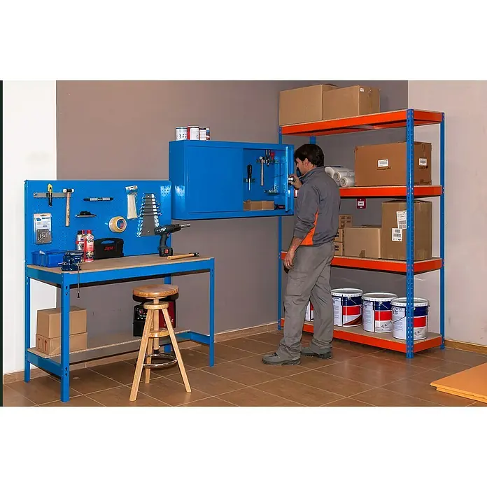 Simonrack Simonforte Schwerlastregal Simonforte Chipboard - H x B x T: 200 x 240 x 75 cm, Traglast pro Boden: 400 kg, Anzahl Böden: 4 Stk., Stecken, Blau/Orange - Werkbank mit Werkzeugschrank, Regal und Hocker in einer Werkstatt, ideal für Heimwerker und Profis.