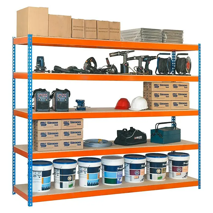 Simonrack Simonforte Schwerlastregal Simonforte Chipboard - H x B x T: 200 x 240 x 60 cm, Traglast pro Boden: 400 kg, Anzahl Böden: 5 Stk., Stecken, Blau/Orange - Aufnahme eines Industrieregals mit Werkzeugen, Kartons und Farbeimern.
