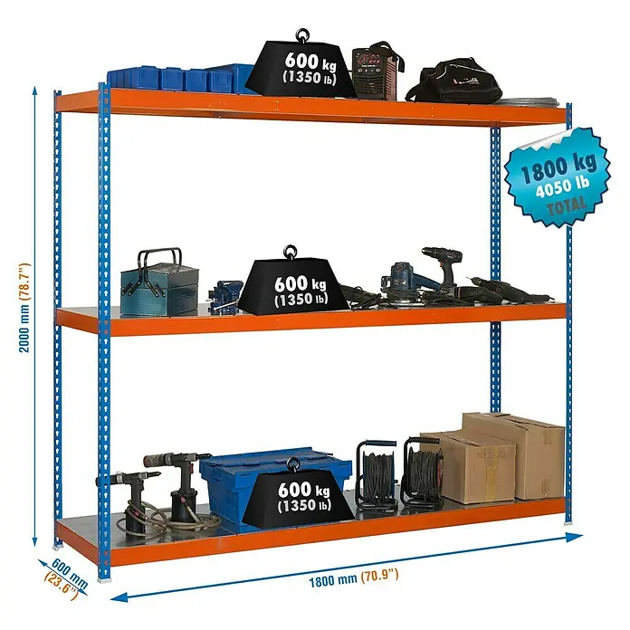 Simonrack Simonforte Schwerlastregal Simonforte Metall - H x B x T: 200 x 180 x 60 cm, Traglast pro Boden: 600 kg, Anzahl Böden: 3 Stk., Stecken, Blau/Orange/Silber - Abbildung eines Schwerlastregals mit drei Ebenen, das mit Gewichten und Werkzeugen beladen ist, zur Veranschaulichung seiner Tragfähigkeit.