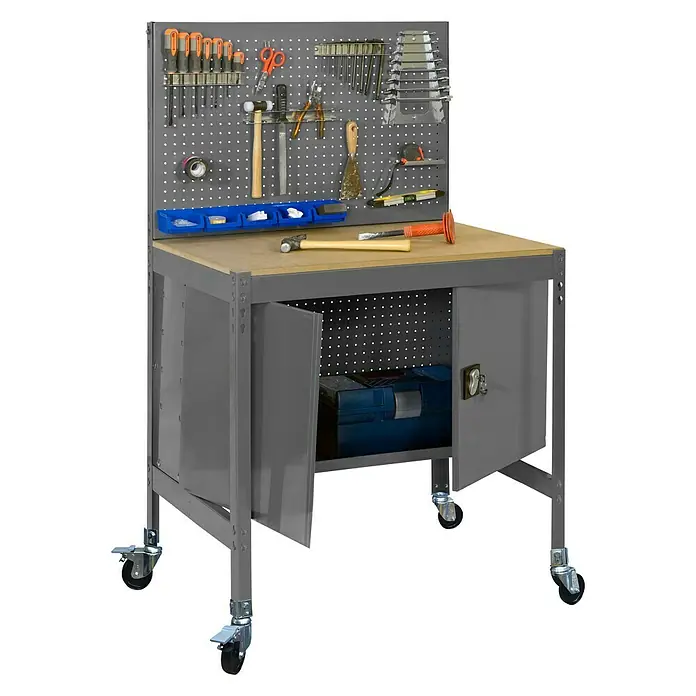 Simonrack Simonwork Werkbank MOBILE BT2 CABINET - L x B: 61 x 91 cm, Arbeitshöhe: 156 cm, Belastbarkeit: 120 kg, Grau - Aufnahme eines Werkzeugtisches mit Werkzeugen an einer Lochwand und Werkzeugkasten.