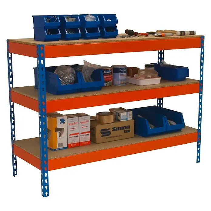 Simonrack Simonwork Werkbank Basic 3 - L x B: 45 x 210 cm, Arbeitshöhe: 90 cm, Belastbarkeit: 400 kg, Orange/Blau - Ein dreistufiges Schwerlastregal mit blauen Behältern und verschiedenen Artikeln zur Aufbewahrung. Perfekt für Werkstatt oder Garage, robust und vielseitig.