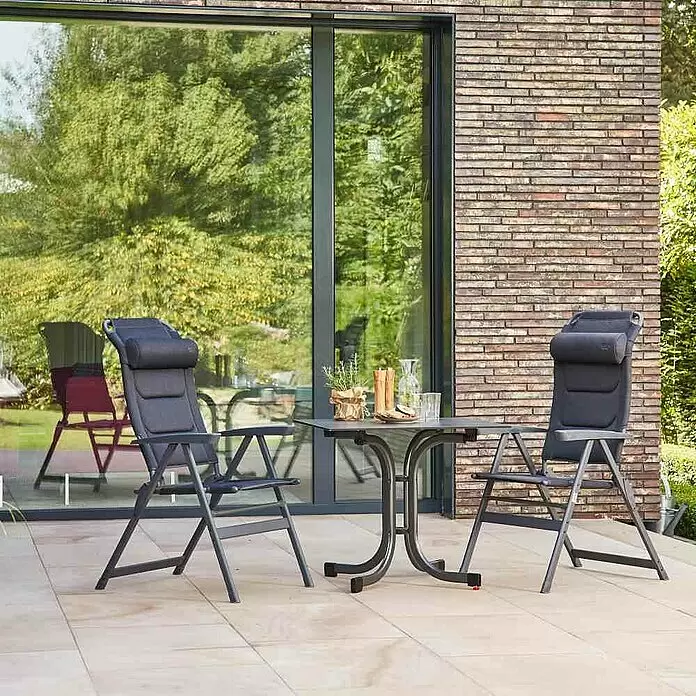 Siena Garden Gartenmöbel-Set Premium/Sola hoch - 3 -tlg., Schwarz/Anthrazit, Aluminium - Zwei dunkelgraue Gartenklappsessel und ein passender dunkelgrauer Tisch bilden ein gemütliches Terrassenset.