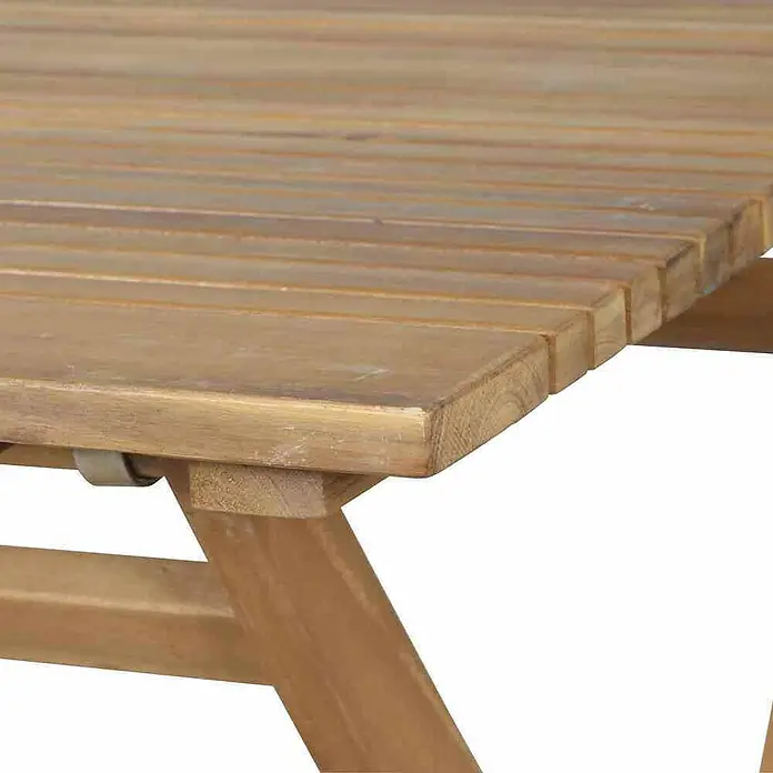 Siena Garden Balkonmöbel-Set Falun - 5 -tlg., Holz, Braun, Rückenlehne verstellbar, Ohne Armlehnen - Nahaufnahme eines Gartentisches aus Holz. Der Tisch hat eine lattenartige Oberfläche und eine robuste, natürliche Holzstruktur.