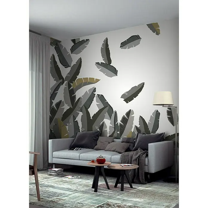 Rasch Tropical House Fototapete Blätter - B x H: 400 x 300 cm, Vlies, Anthrazit - Wohnzimmer mit grauer Couch und Pflanzenmuster-Tapete für eine natürliche und entspannende Atmosphäre.