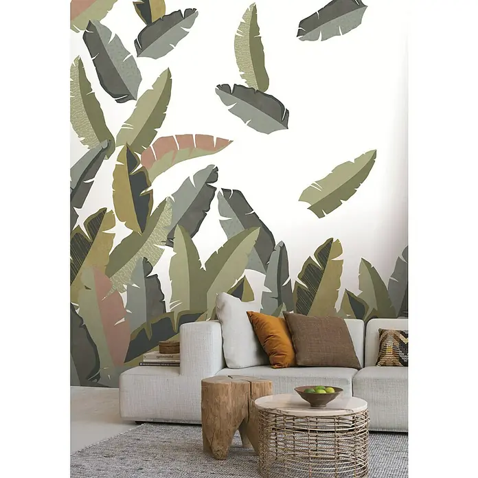 Rasch Tropical House Fototapete Blätter - B x H: 400 x 300 cm, Vlies, Dunkelgrün - Elegantes Wohnzimmer mit einem modularen Sofa, Zierkissen, Couchtischen aus Holz und einem botanischen Wandbild für eine entspannende Atmosphäre.