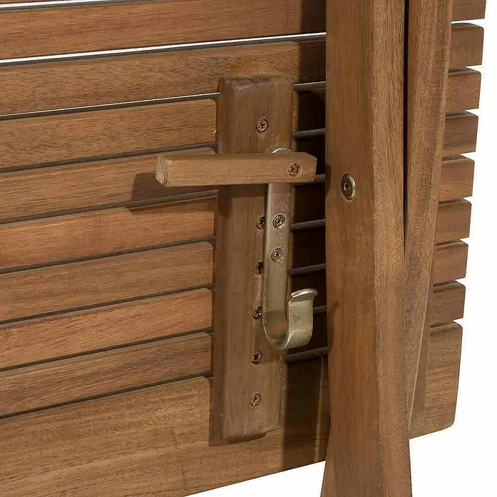 Siena Garden Balkonmöbel-Set Falun - 3 -tlg., Holz, Braun, Rückenlehne verstellbar, Mit Armlehnen - Nahaufnahme eines Holztisches mit einer silbernen Verriegelungsvorrichtung, die an der Seite befestigt ist und die Funktionalität des Tisches hervorhebt.