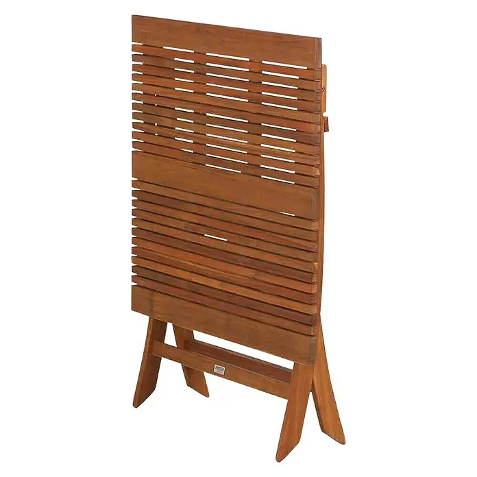 Siena Garden Balkonmöbel-Set Falun - 3 -tlg., Holz, Braun, Rückenlehne verstellbar, Mit Armlehnen - Hochformatiges Bild eines zusammengeklappten Holzgartentisches mit Lattenstruktur und A-förmigen Beinen vor schwarzem Hintergrund.