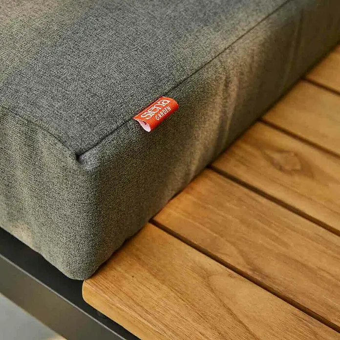 Siena Garden Loungemöbel-Set Alvida - 8 -tlg., Anthrazit/Schwarz, Teakholz, Max. Personenzahl: 6 - Nahaufnahme eines grauen Siena Garden Kissens auf einer Holzoberfläche, das ein stilvolles und bequemes Outdoor-Erlebnis verspricht.