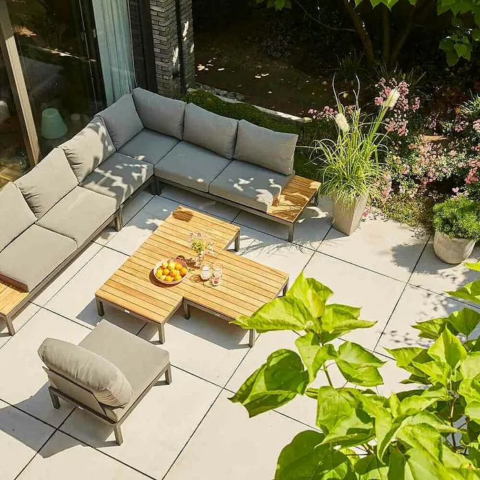 Siena Garden Loungemöbel-Set Alvida - 8 -tlg., Anthrazit/Schwarz, Teakholz, Max. Personenzahl: 6 - Graue Gartenmöbel-Lounge-Set mit Holztisch und viel Grün. Perfekt für entspannte Stunden im Freien. Komfort und Stil vereint!