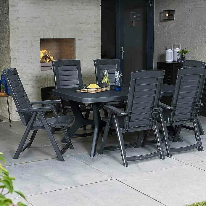 Klappstuhl Aruba - 2 Stk., B x T x H: 72 x 61 x 110 cm, Graphit, 5-fach verstellbare Rückenlehne - Schwarze Gartenmöbel-Garnitur mit Tisch und Stühlen auf einer Terrasse, ideal für Mahlzeiten im Freien und entspannte Stunden im Garten.